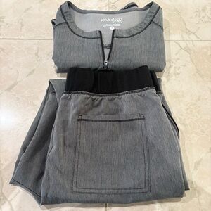 Never Worn Women's Gray Scrubology 2-Piece Jogger Scrub Set Size Medium